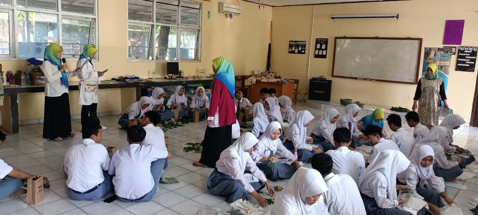 Kegiatan Sosialisasi Ecoprint di SMAN 1 Citeureup: Dorong Siswa untuk Mandiri dalam Berwirausaha